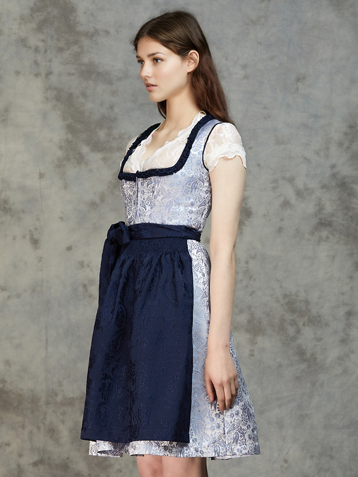 Dirndl in Blau mit Spitzenbluse