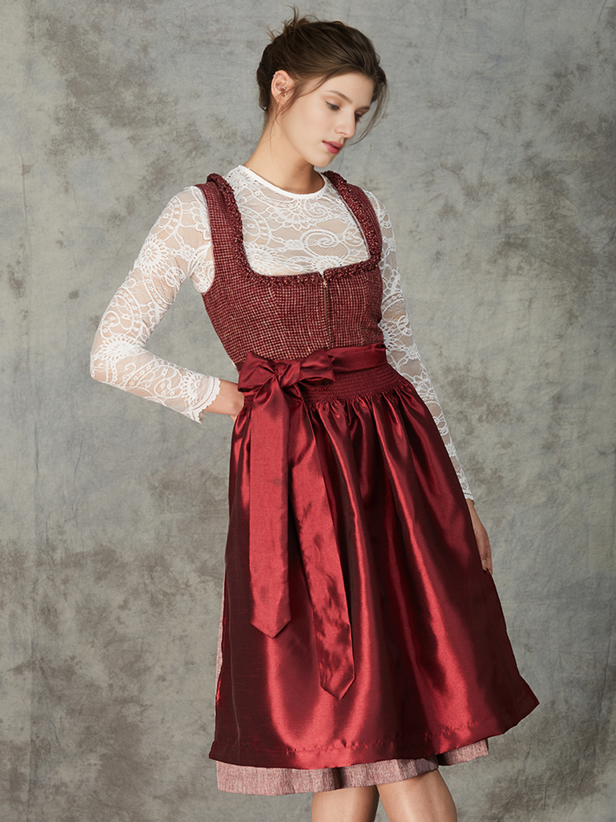 Dirndl mit rotem Herz-Ausschnitt