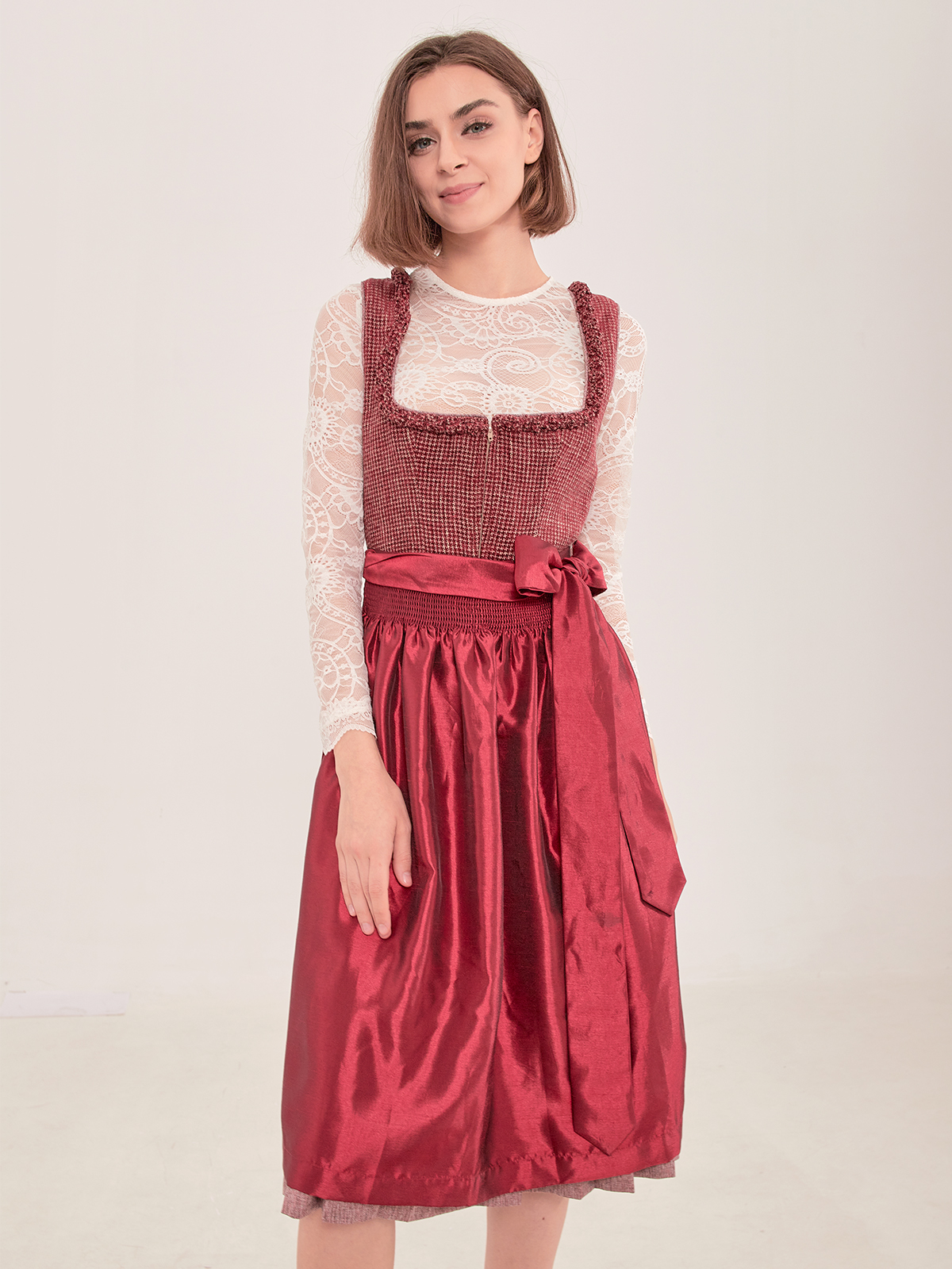 Modernes Dirndl mit Langarmbluse in Rot