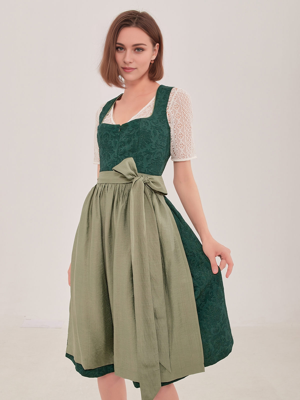 Schwarzes Samt-Dirndl mit grünen Akzenten