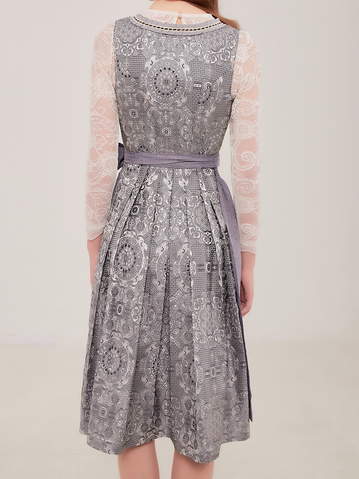 Dirndl aus Samt in Grau