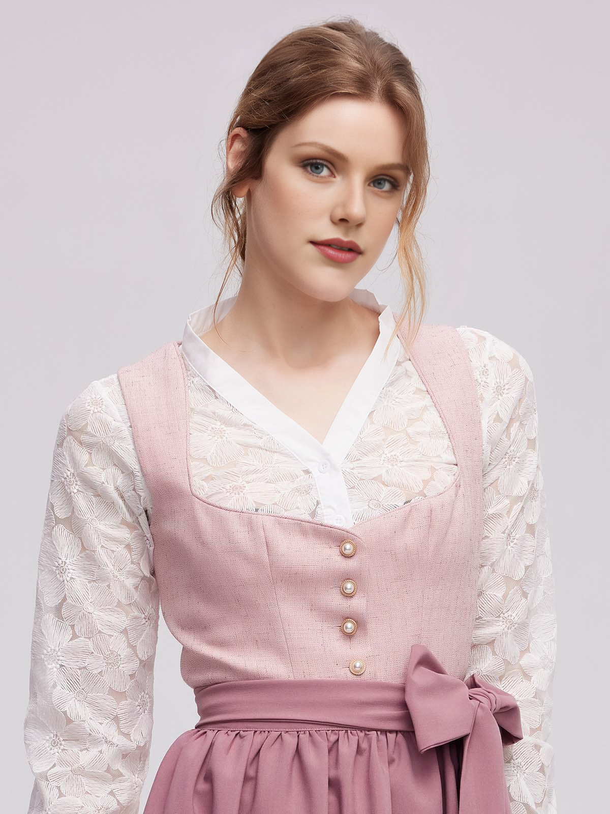 Modernes Dirndl mit extremem Ausschnitt in Rosa