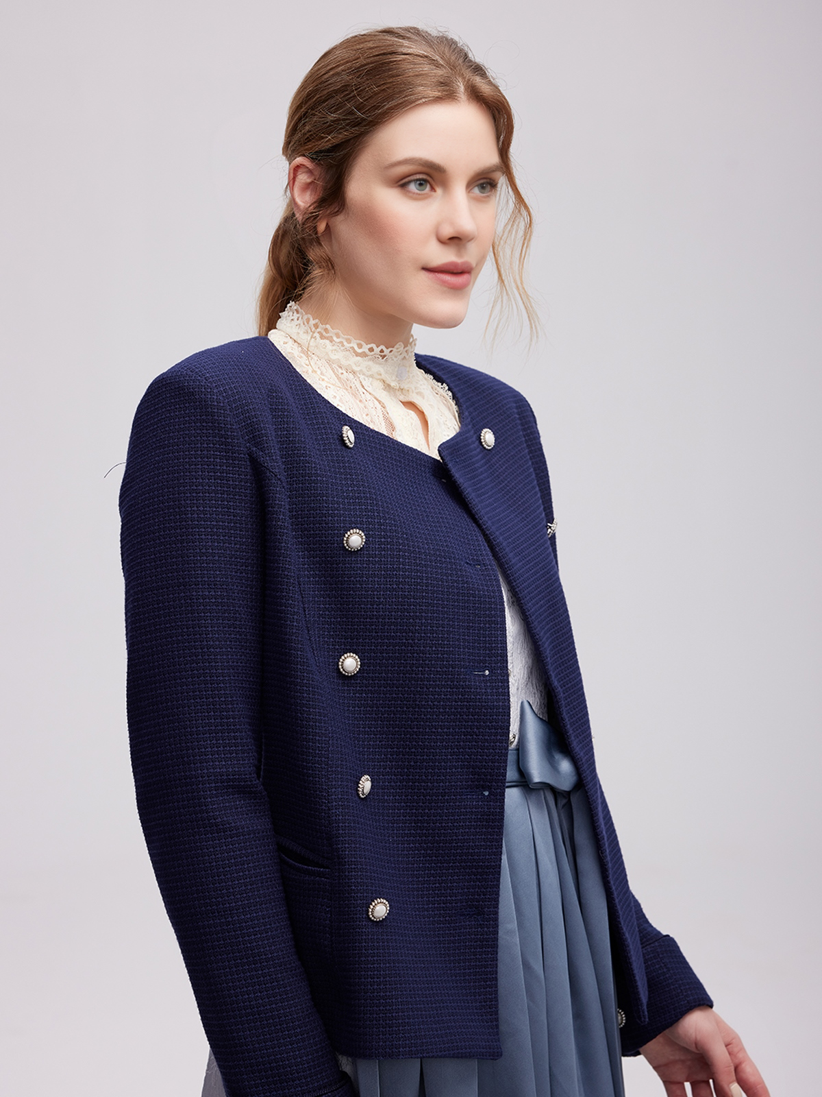 Dirndl mit blauer Jacke – stilvolle Kombination für kühlere Tage