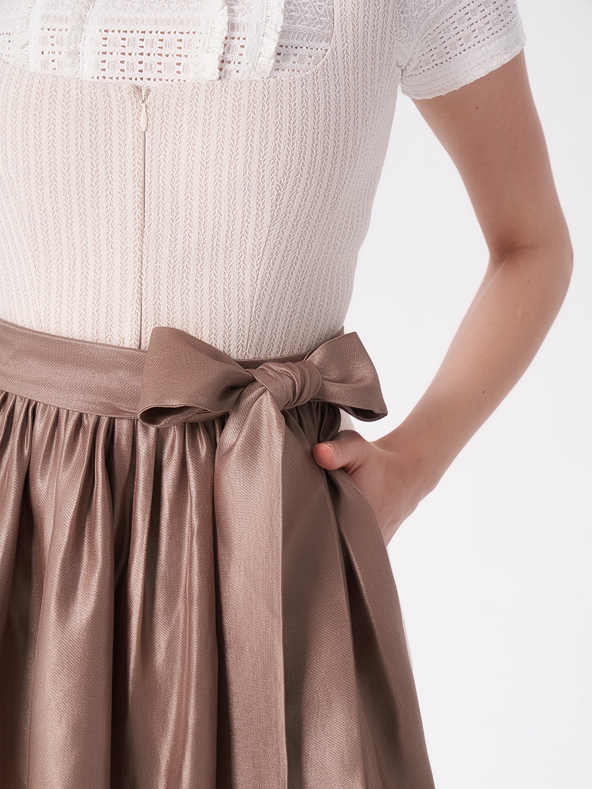 Modernes Dirndl in Beige mit Langarmbluse