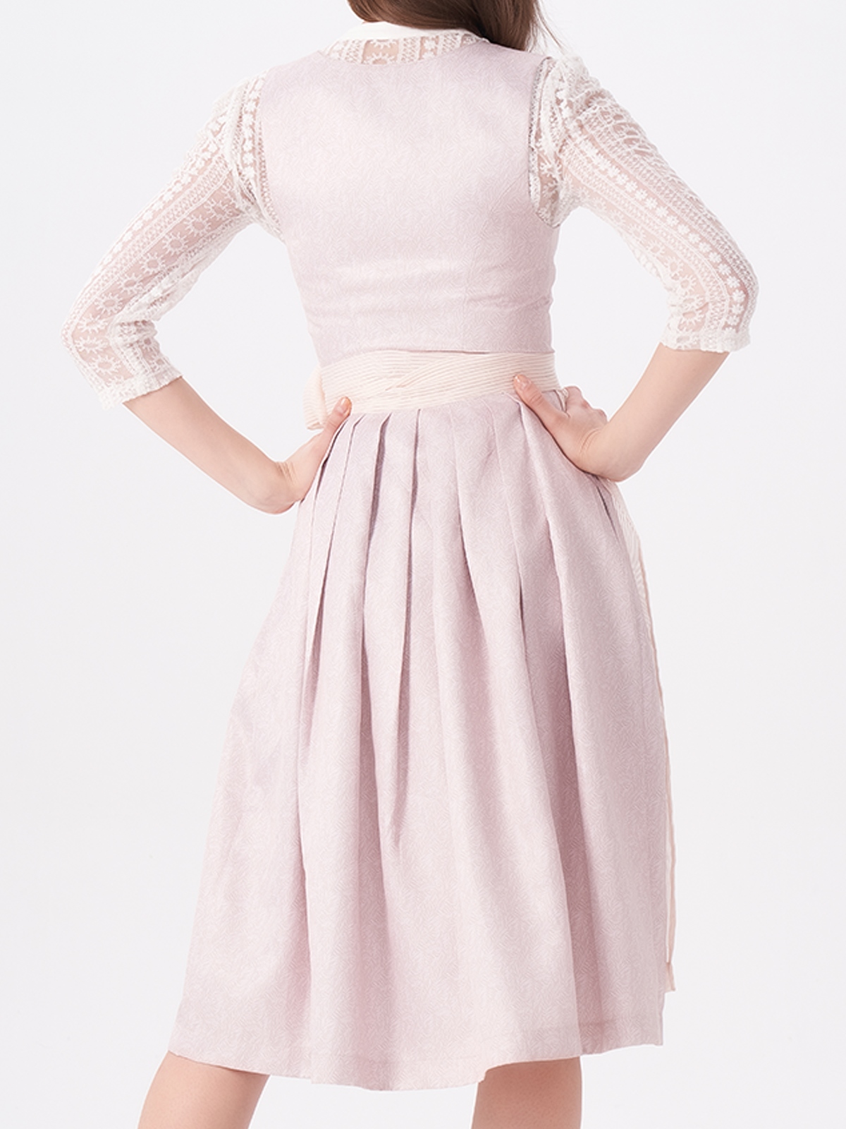 Modernes Rosa-Dirndl mit Spitzenbluse