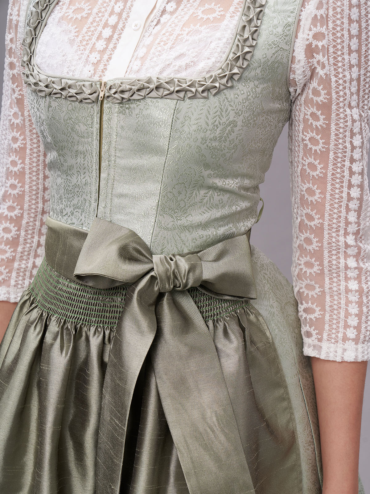 Modernes Dirndl in Grün mit schlankem Schnitt