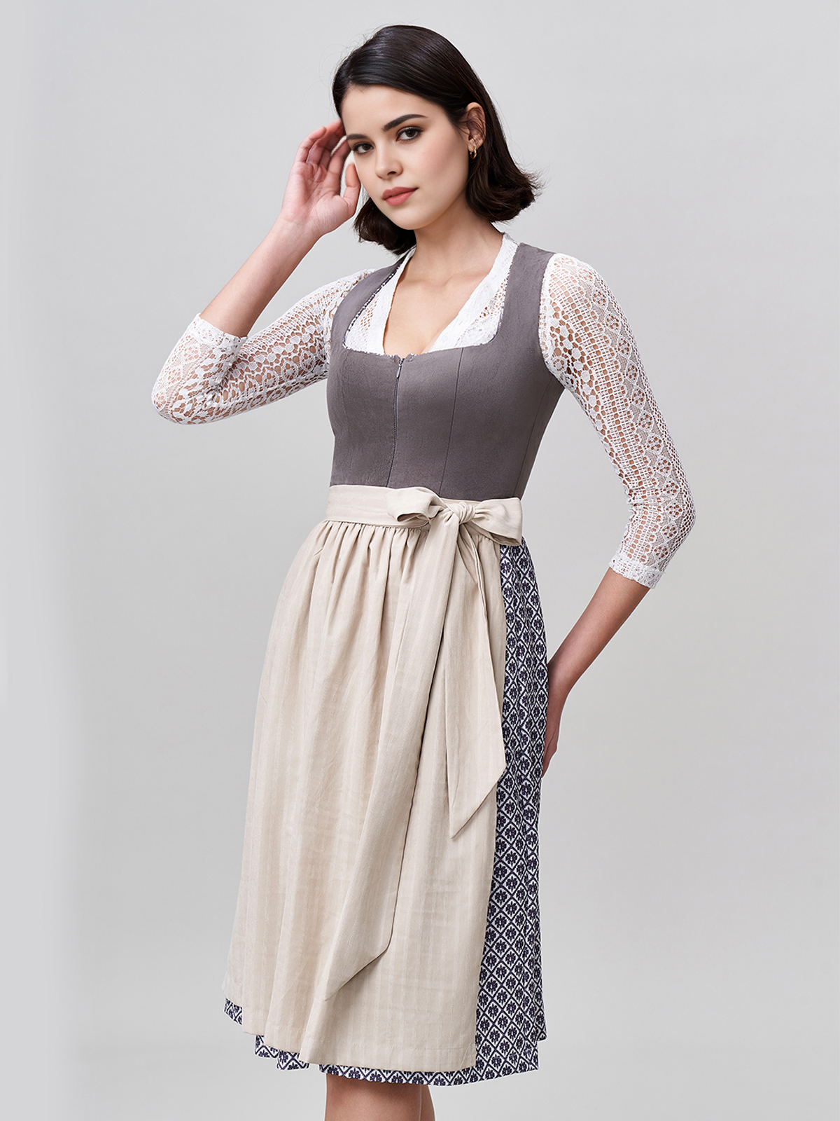 Dirndl in Grau mit modernem Schnitt
