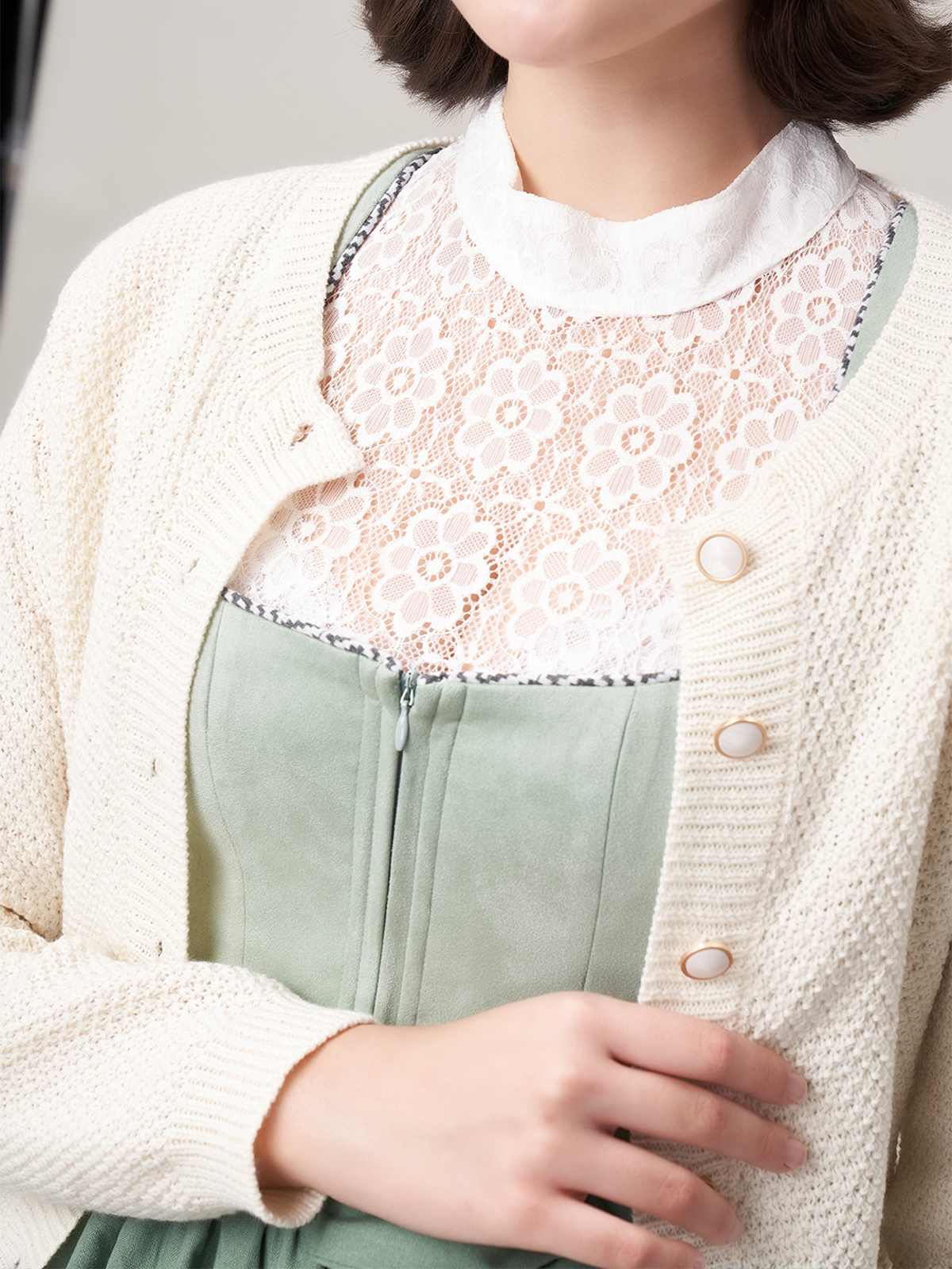 Frau in rotem Samt-Dirndl