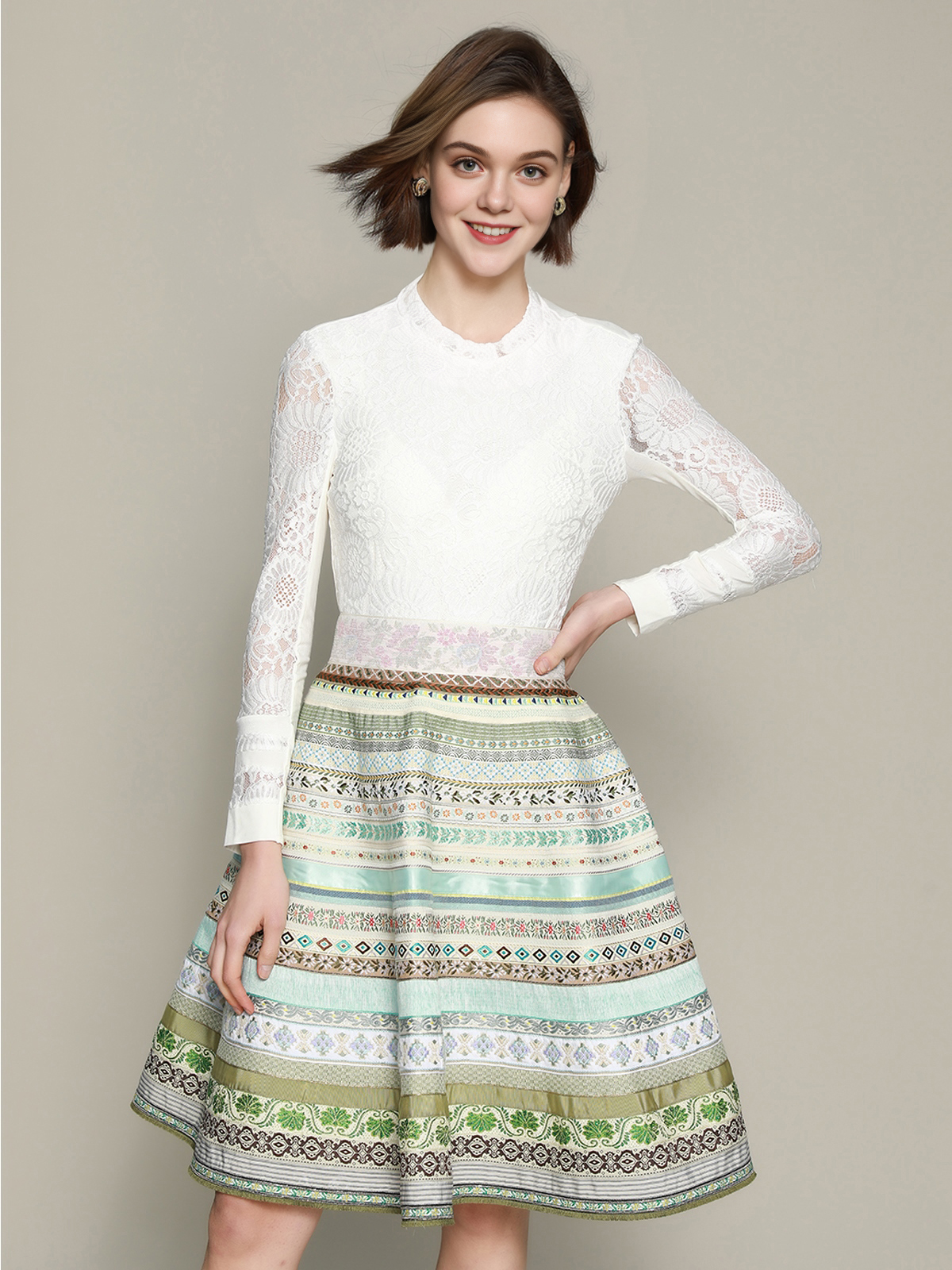 Elegantes hochgeschlossenes Dirndl in Weiß
