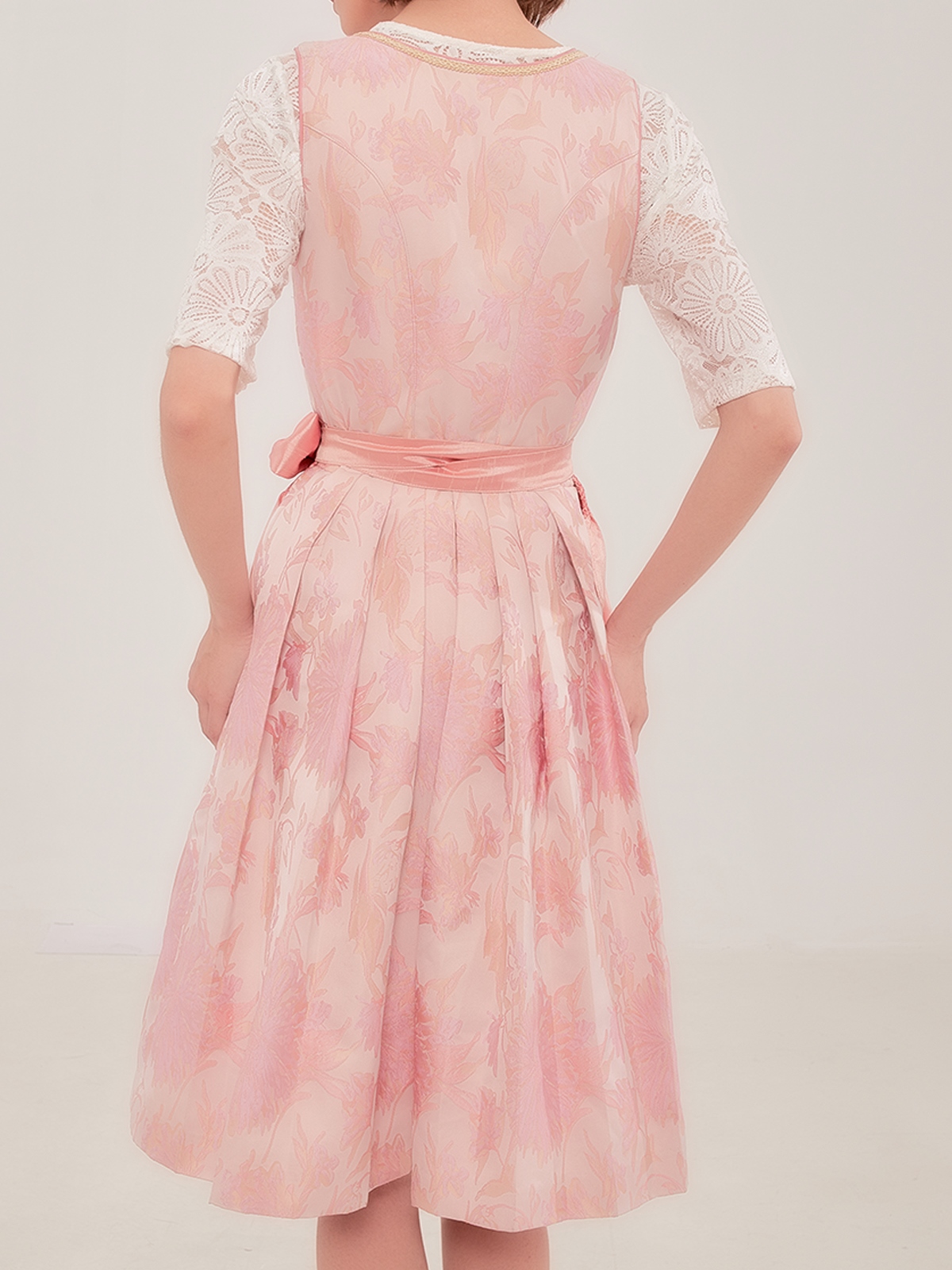 Modernes Dirndl in Rosa mit lässigem Schnitt