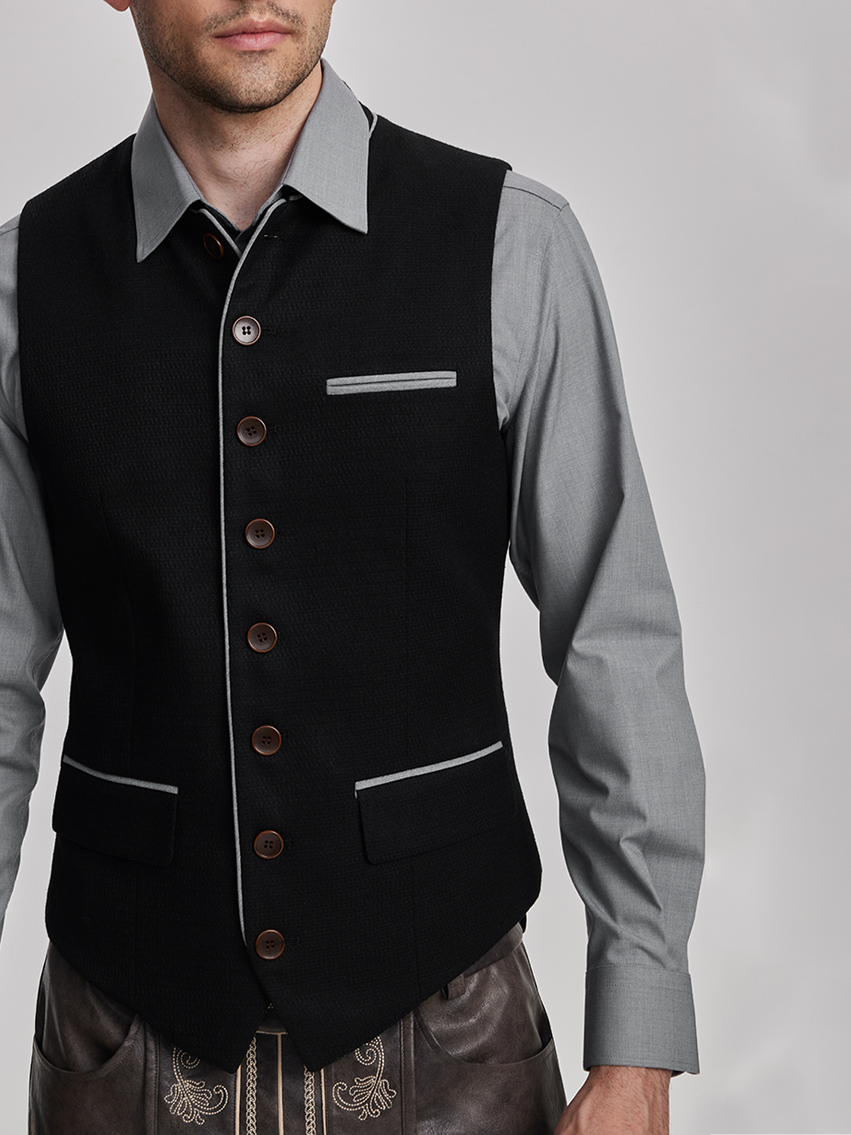 Dirndl in Schwarz mit modernem Schnitt