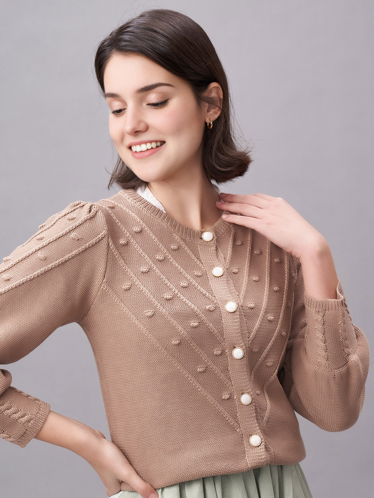 Moderne dunkelrote Dirndl mit figurbetonter Silhouette