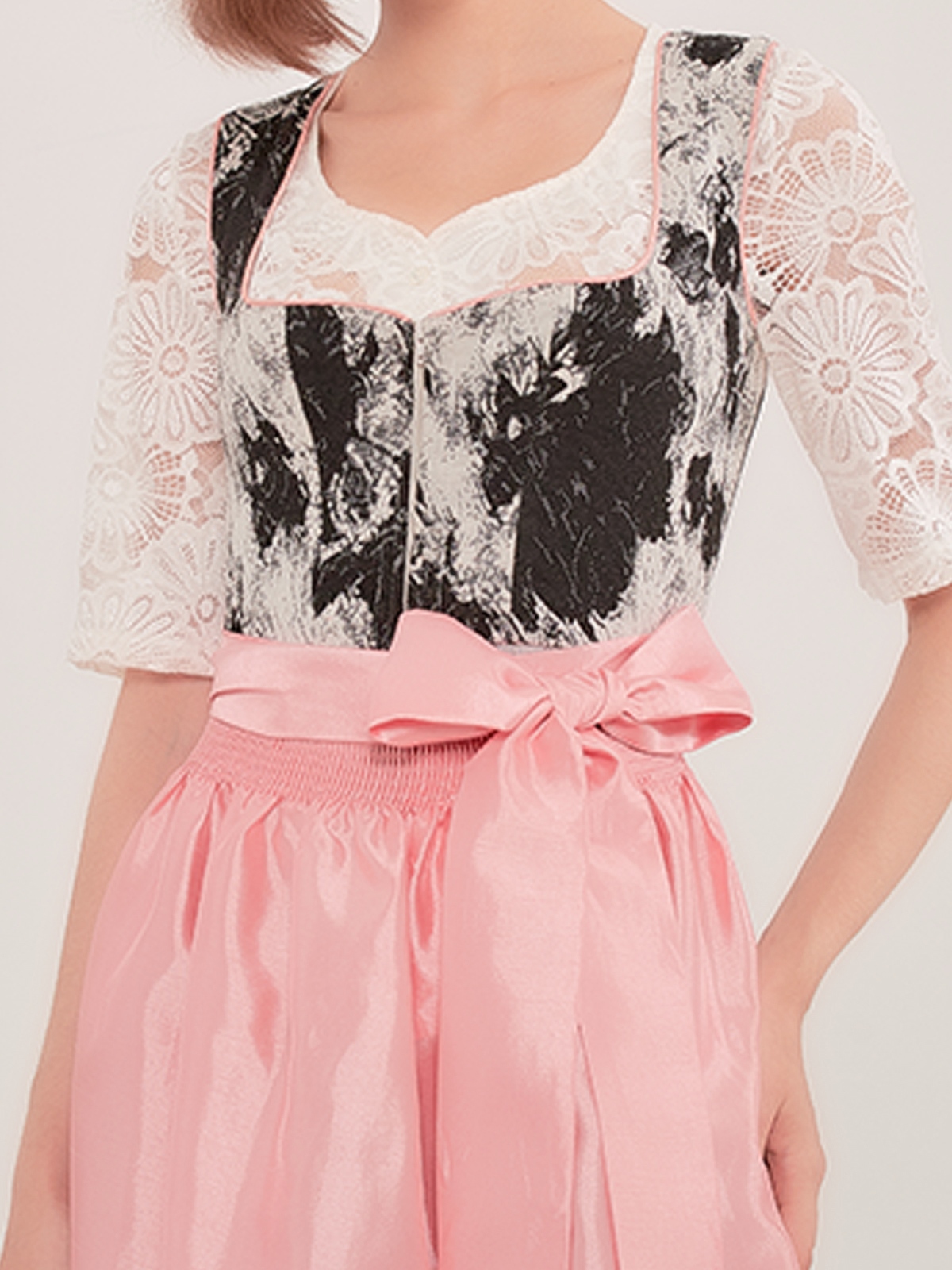 Dirndl in eleganter violetter Ausführung