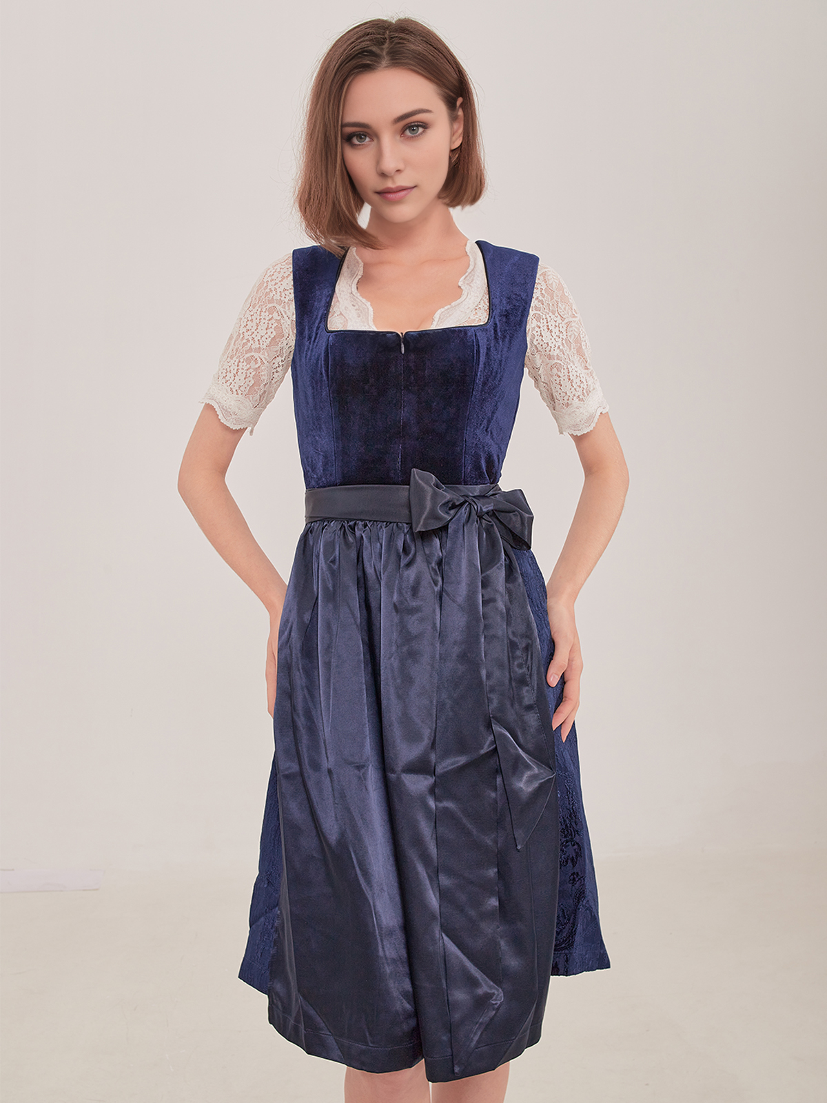 Dirndlbluse in dunkelgrün