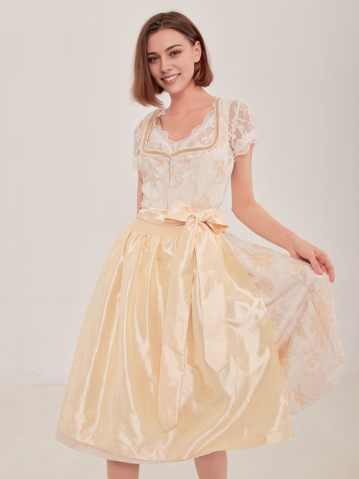 Modernes schwarzes Dirndl mit eleganter Bluse