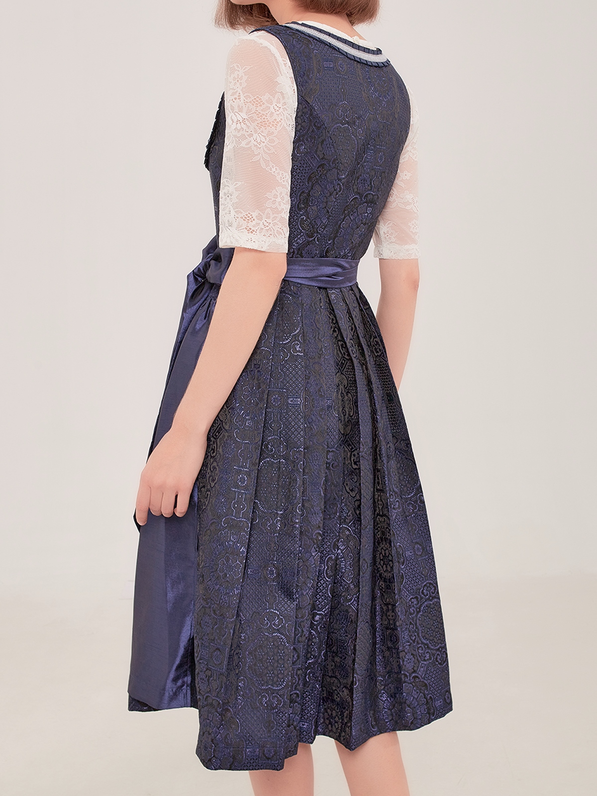 Modernes Dirndl in Blau mit Reißverschluss