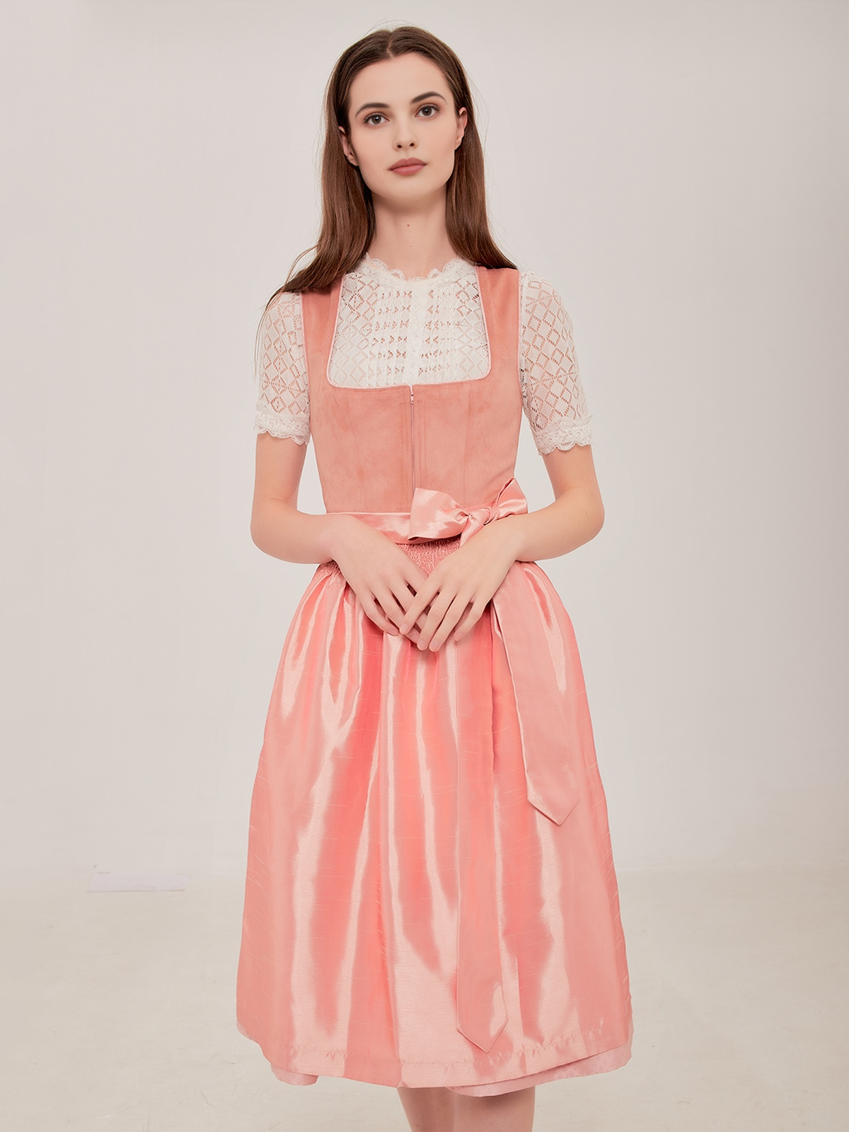Modernes Dirndl in grau grün mit floralen Akzenten