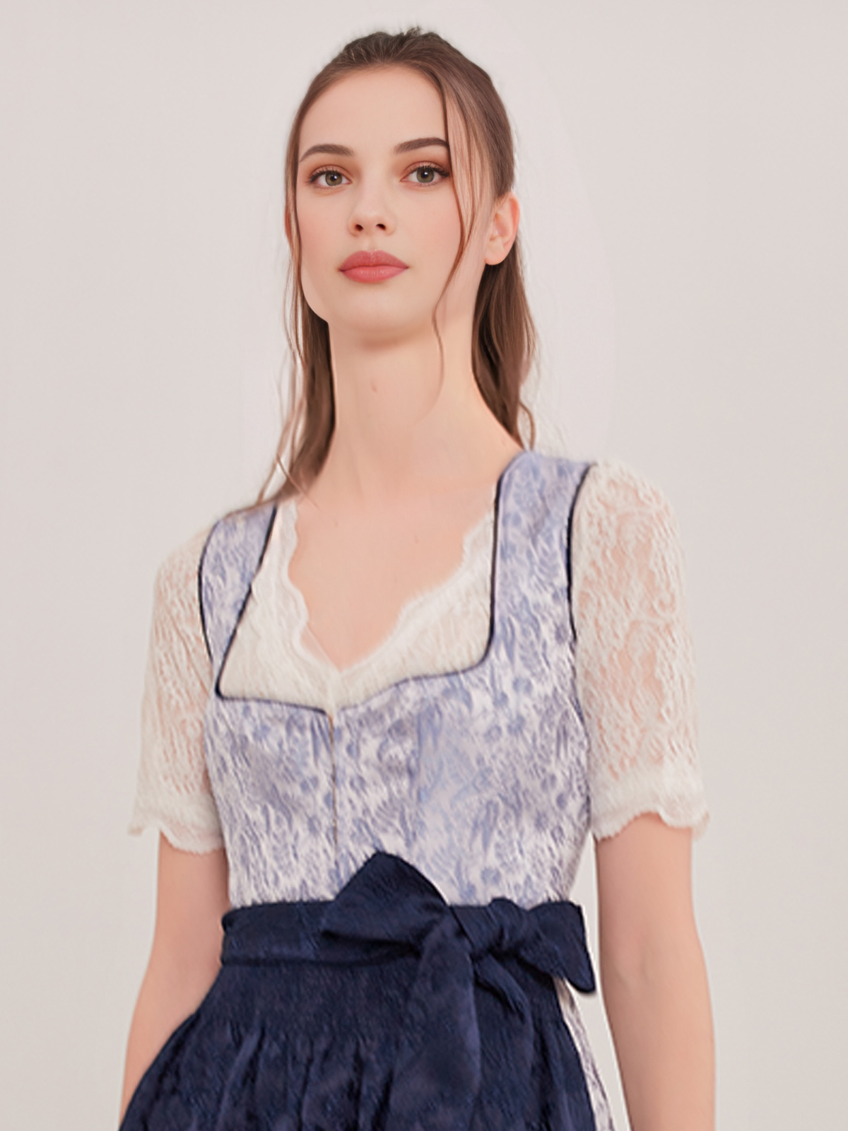 Modernes Dirndl mit Herzausschnitt in blau – perfekt für festliche Anlässe