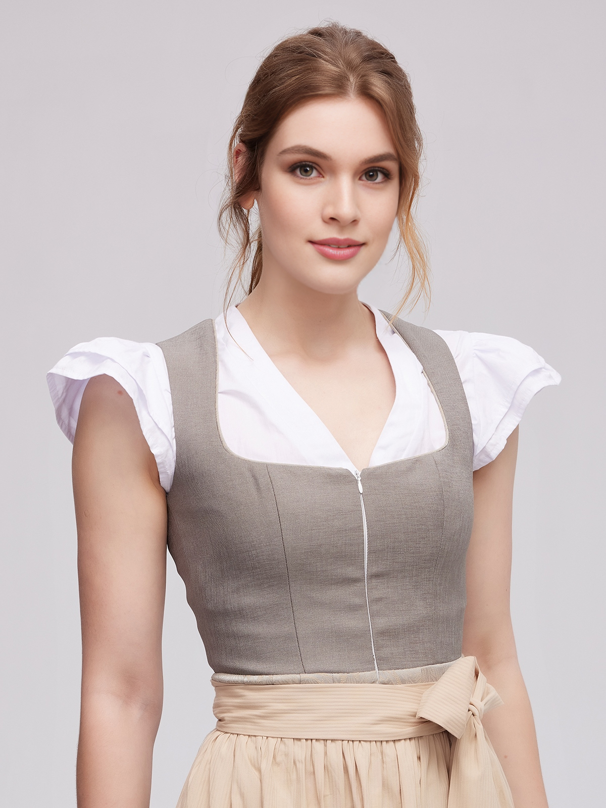 Dirndl mit Ausschnitt in Grau
