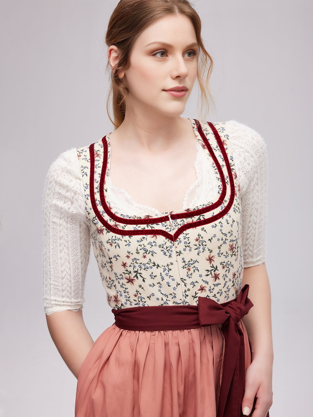 Beige Herz Dirndl mit roter Schürze