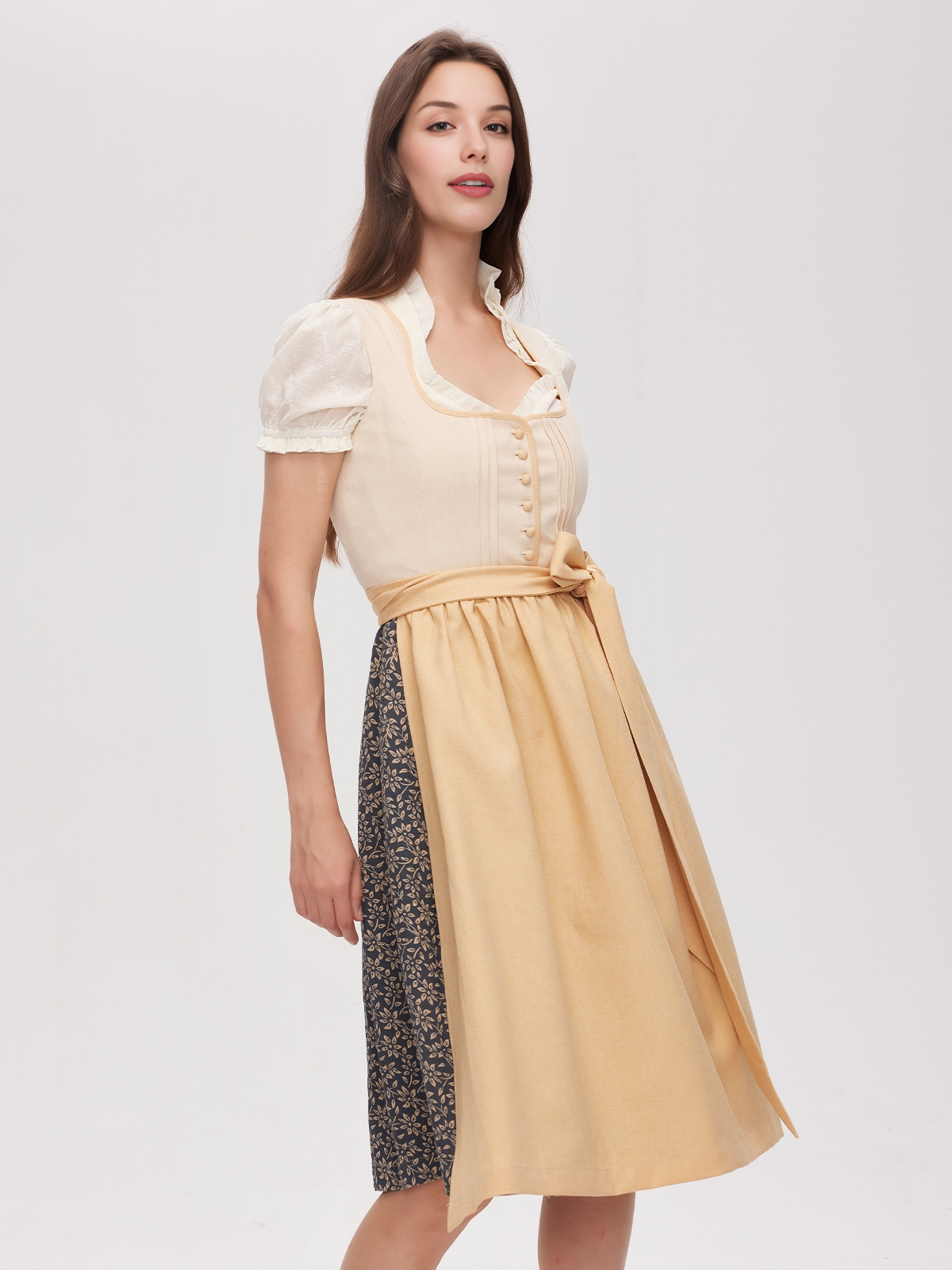 Dirndl in violett mit traditionellen Details