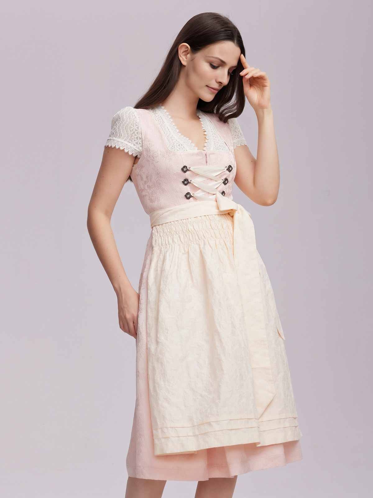 Modernes Dirndl in Rosa