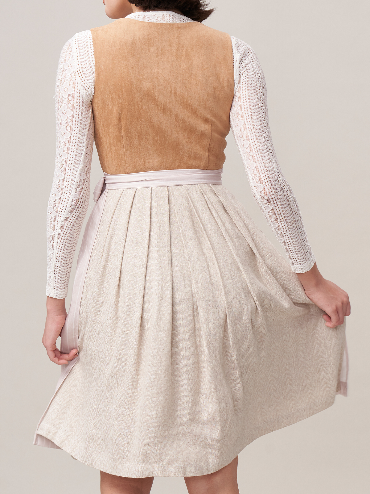 Modernes braunes Dirndl mit schwarzer Bluse