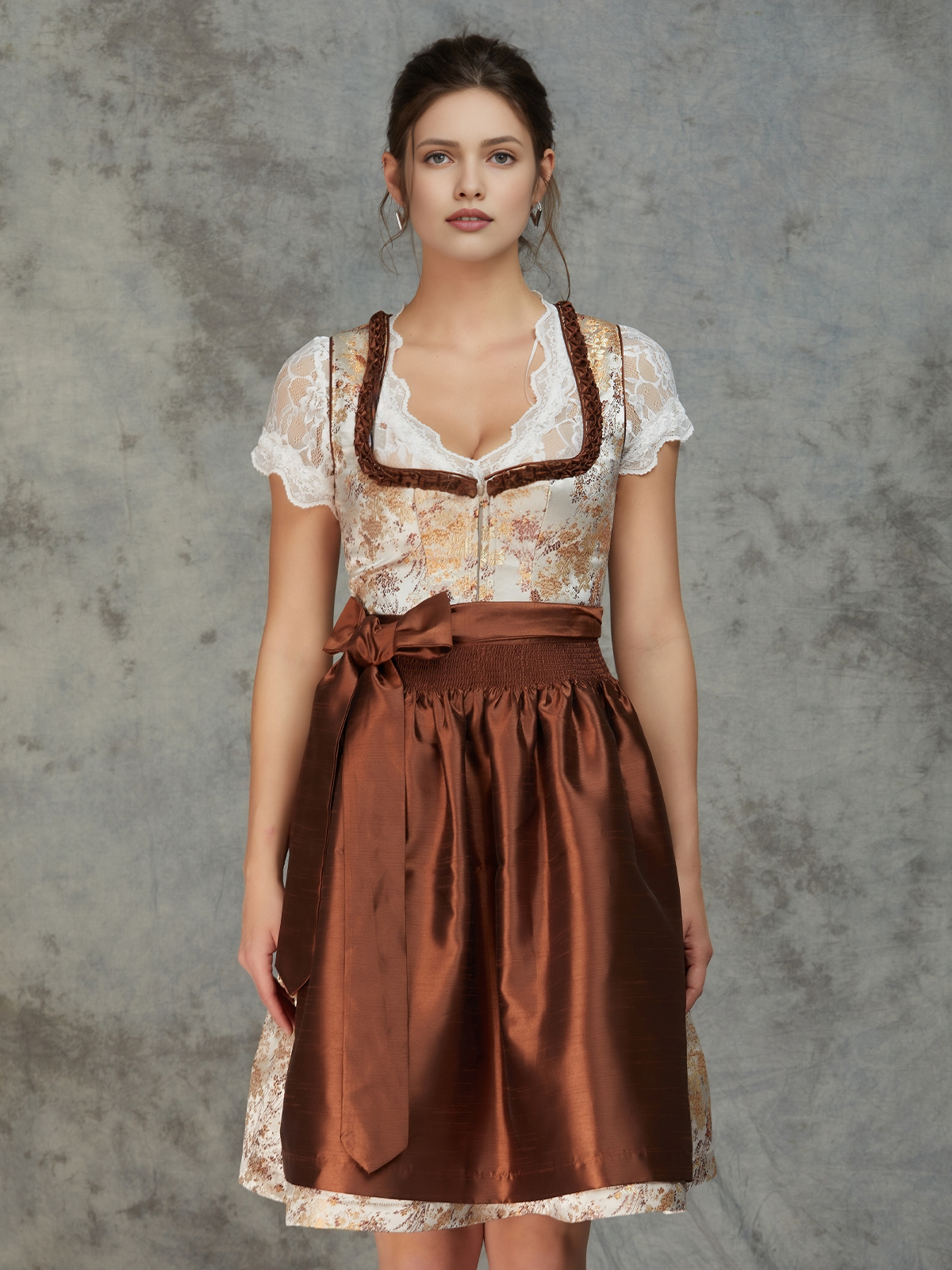 Dunkelgrünes Dirndl mit floralen Details