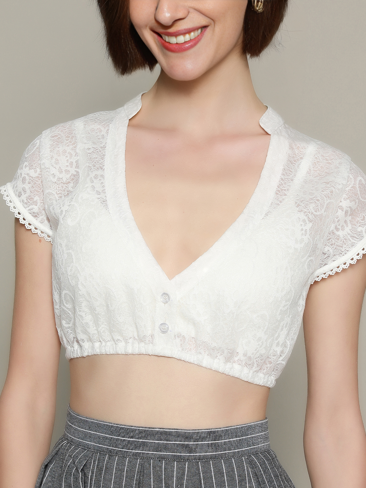 Elegante weiße Dirndlbluse hochgeschlossen kurzarm mit Spitzenverzierung