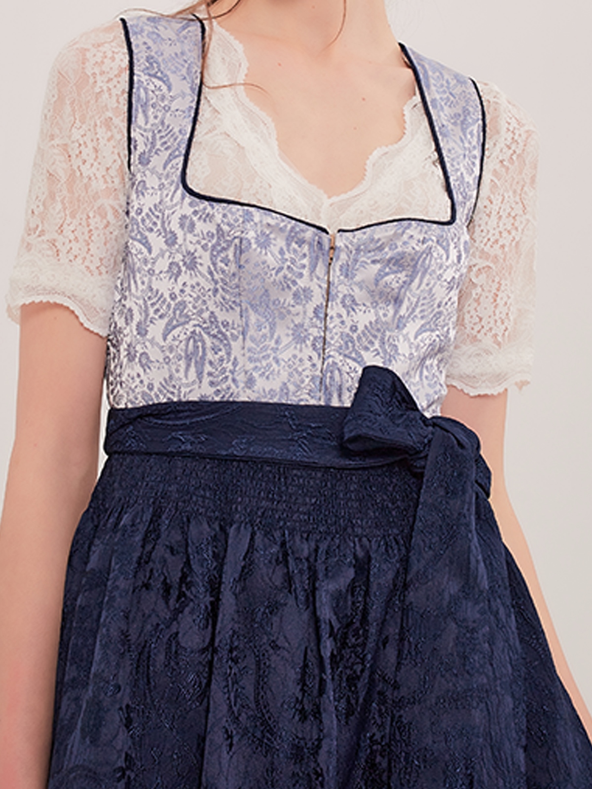 Modernes blaues Dirndl mit traditionellen Elementen