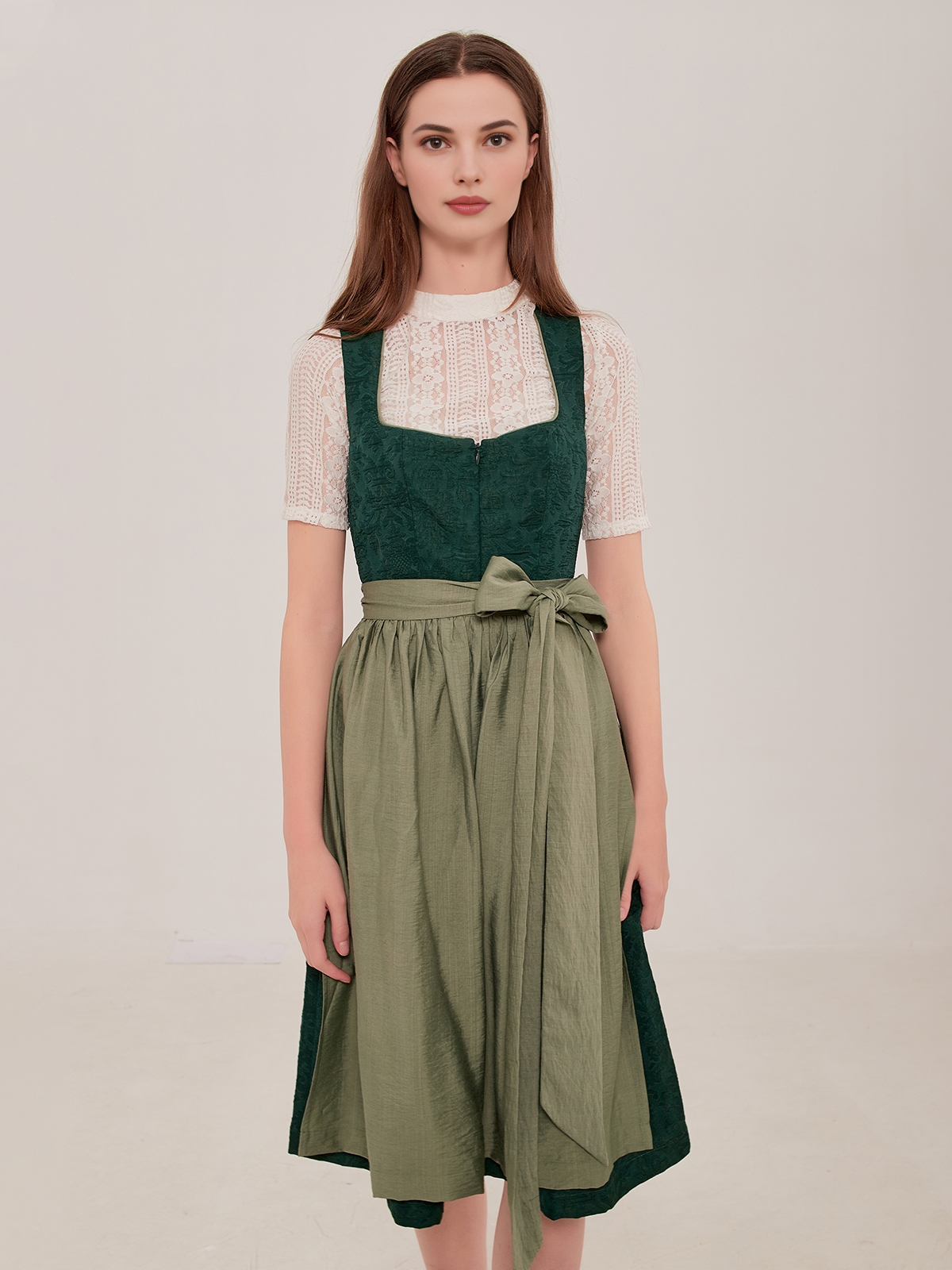 Modernes Dirndl in Nachtblau – eleganter Schnitt für den urbanen Style