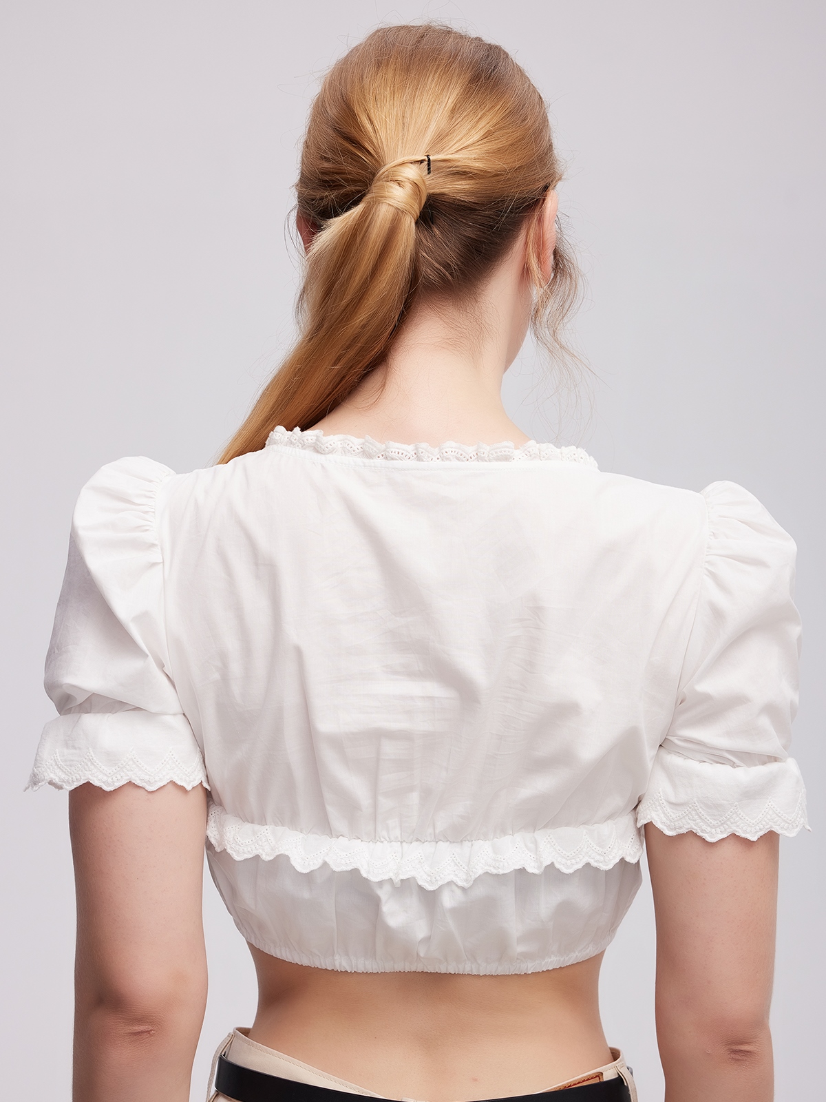 Modernes Dirndl in Weiß mit femininem Schnitt