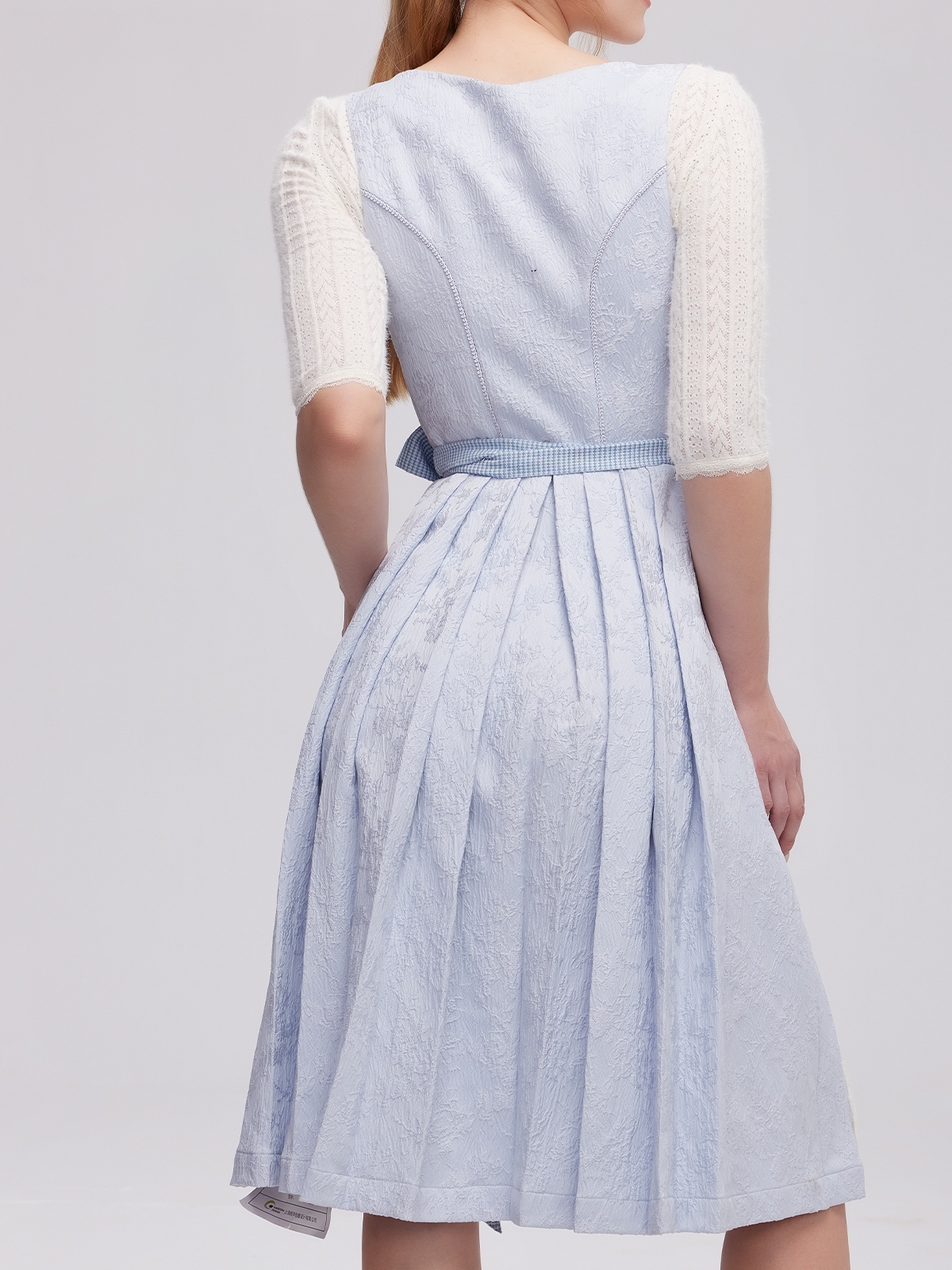 Ein elegantes hellblaues Dirndl mit floralen Details