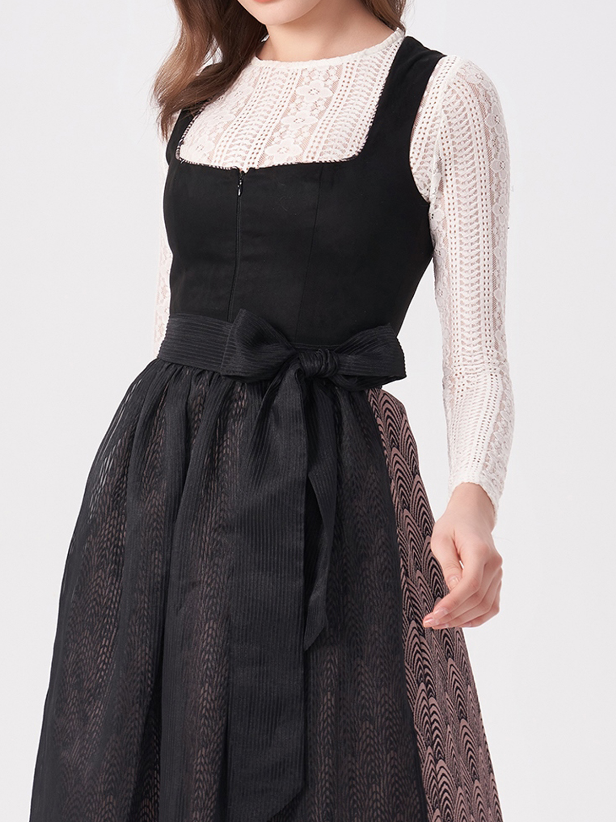 Modernes Dirndl mit Reißverschluss vorne