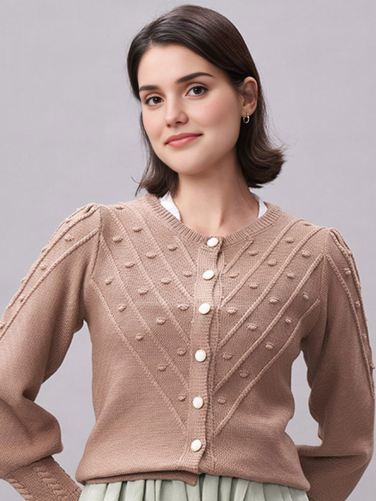 Dirndl in Braun mit traditioneller Stickarbeit