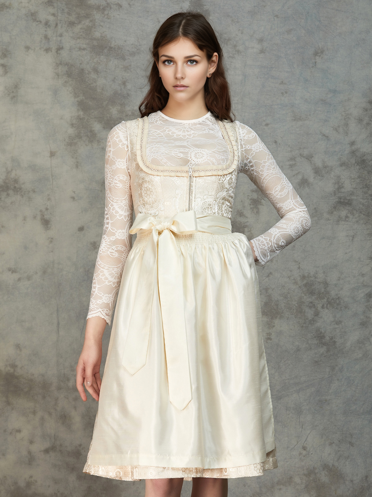 Samt-Dirndl in Weiß