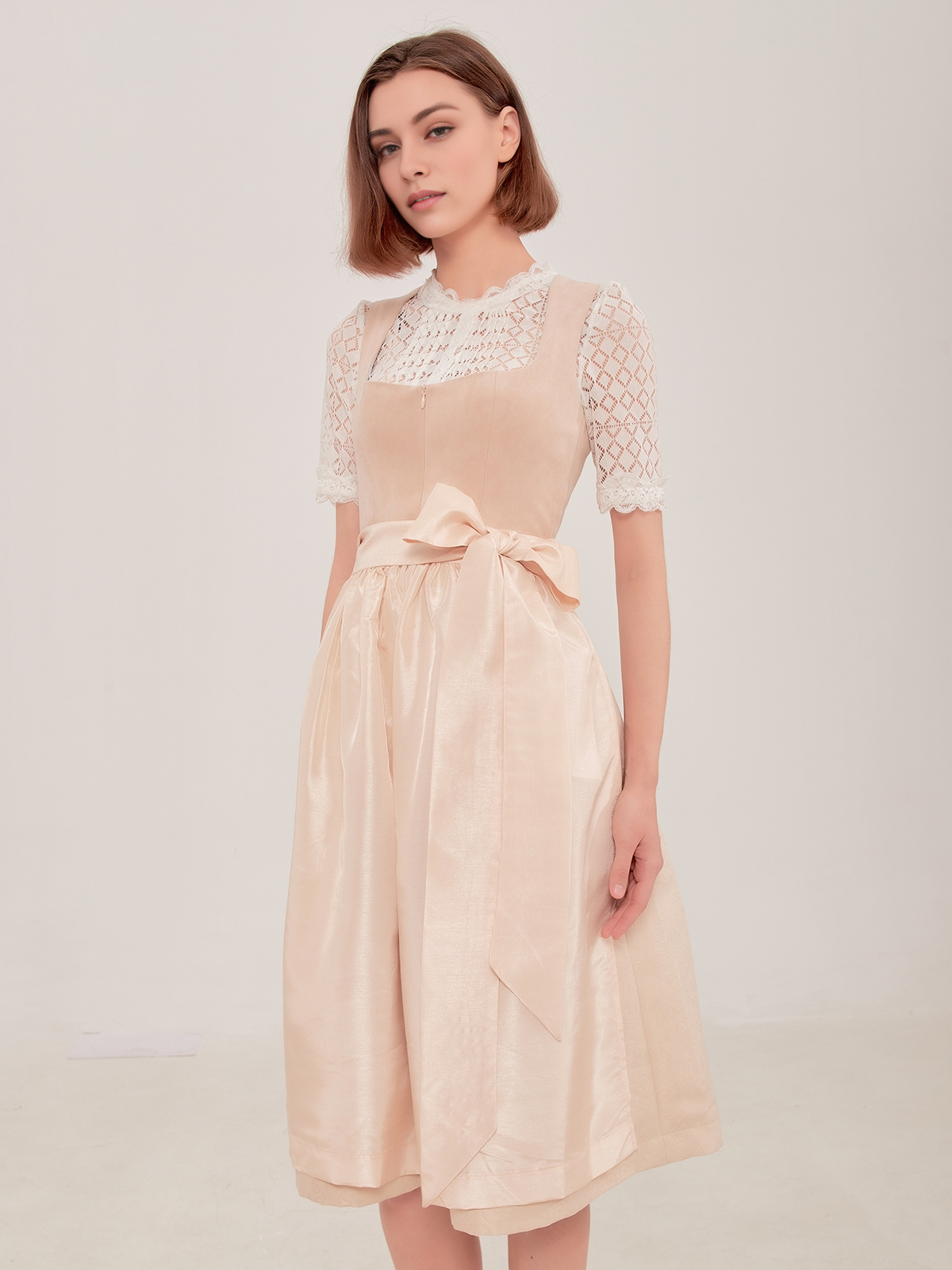 Grünes Dirndl in modernem Design