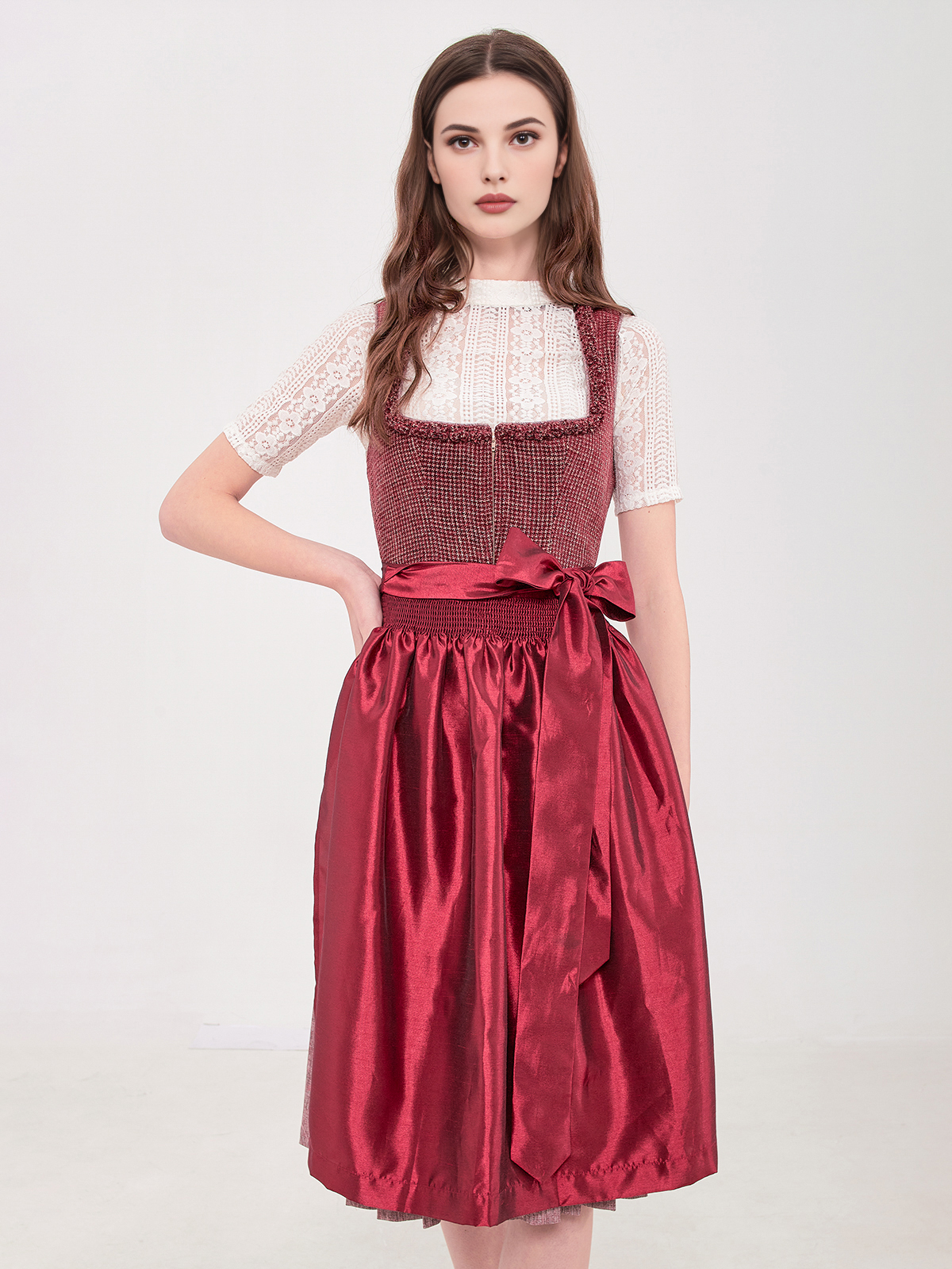 Modernes Dirndl in Schwarz-Rosa
