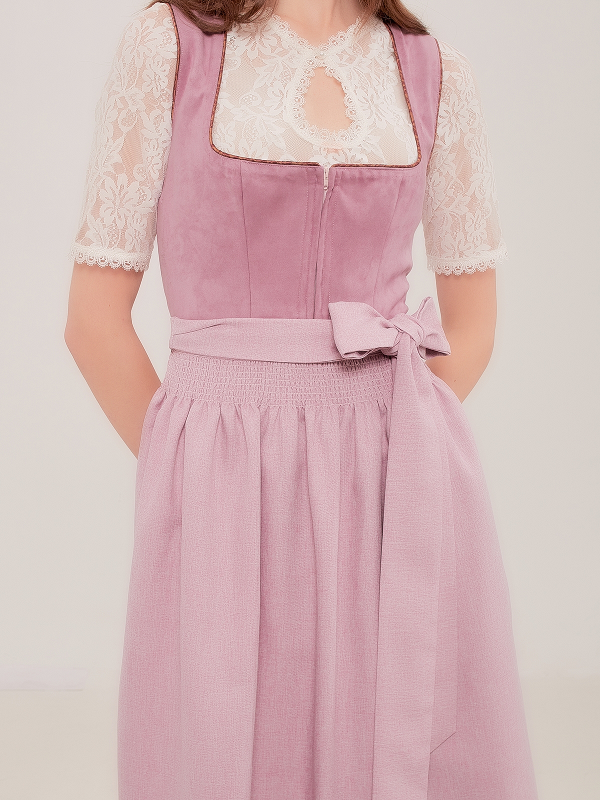 Dirndl Pink Samt – Eleganz in Perfektion