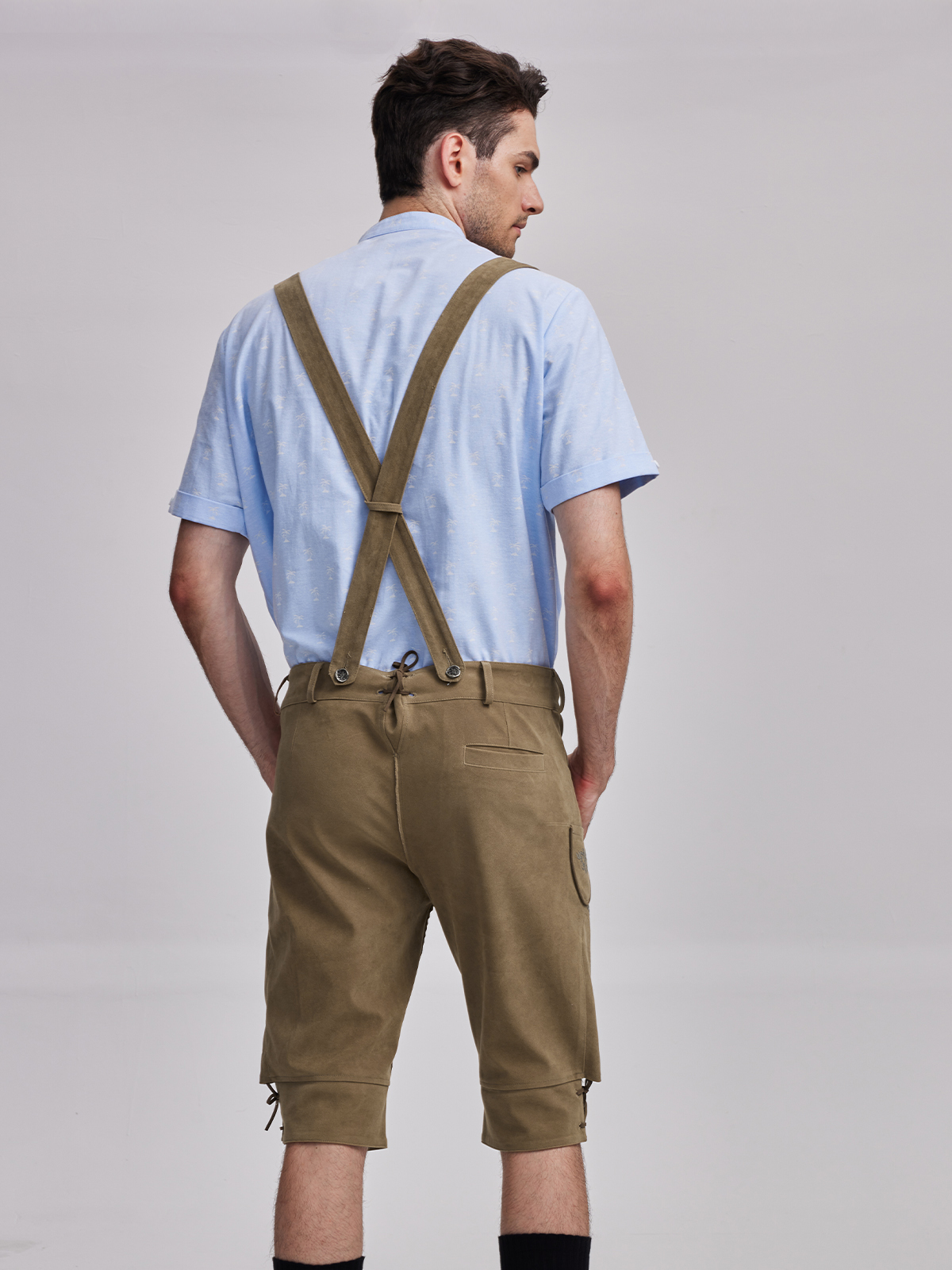 Traditionelles Dirndl in Braun