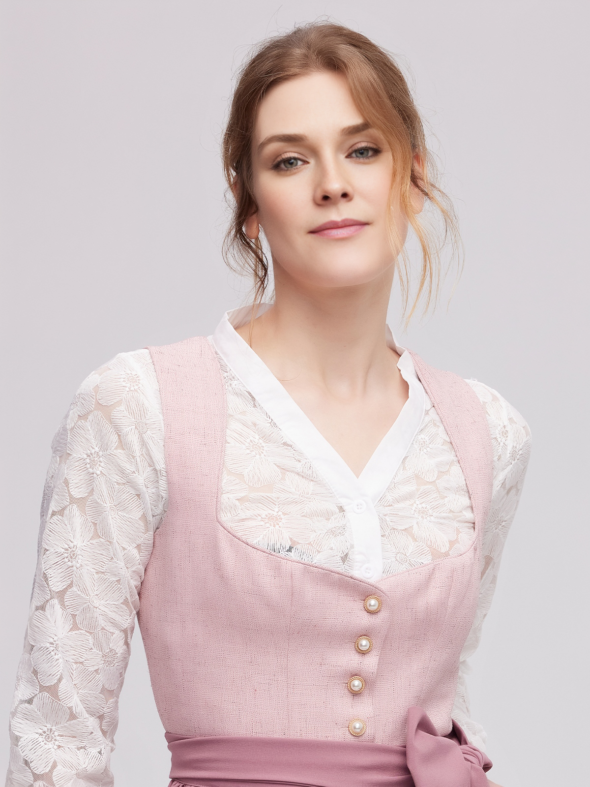 Elegantes rosa Dirndl mit schwarzer Bluse