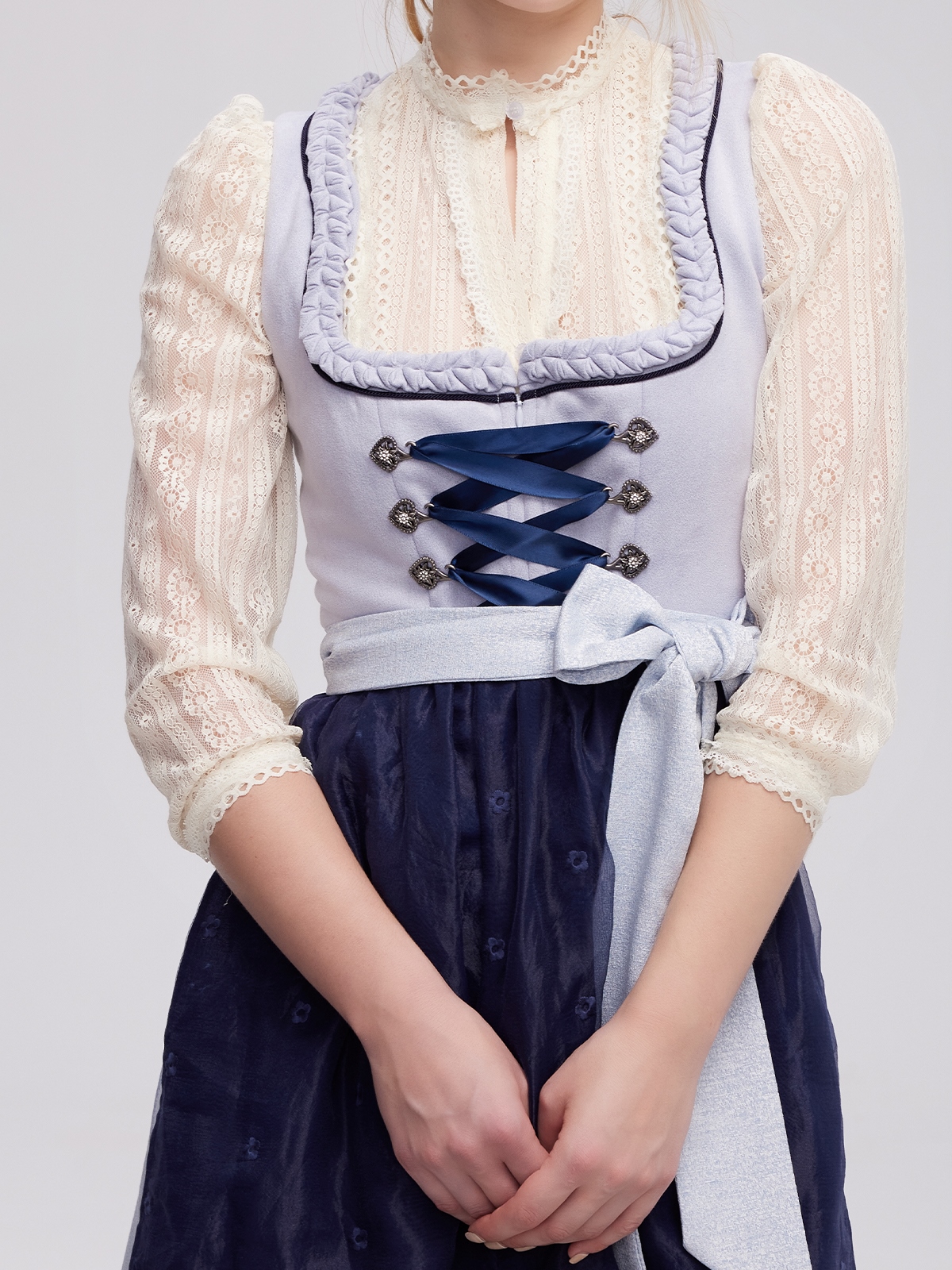 Modernes Dirndl in Blau