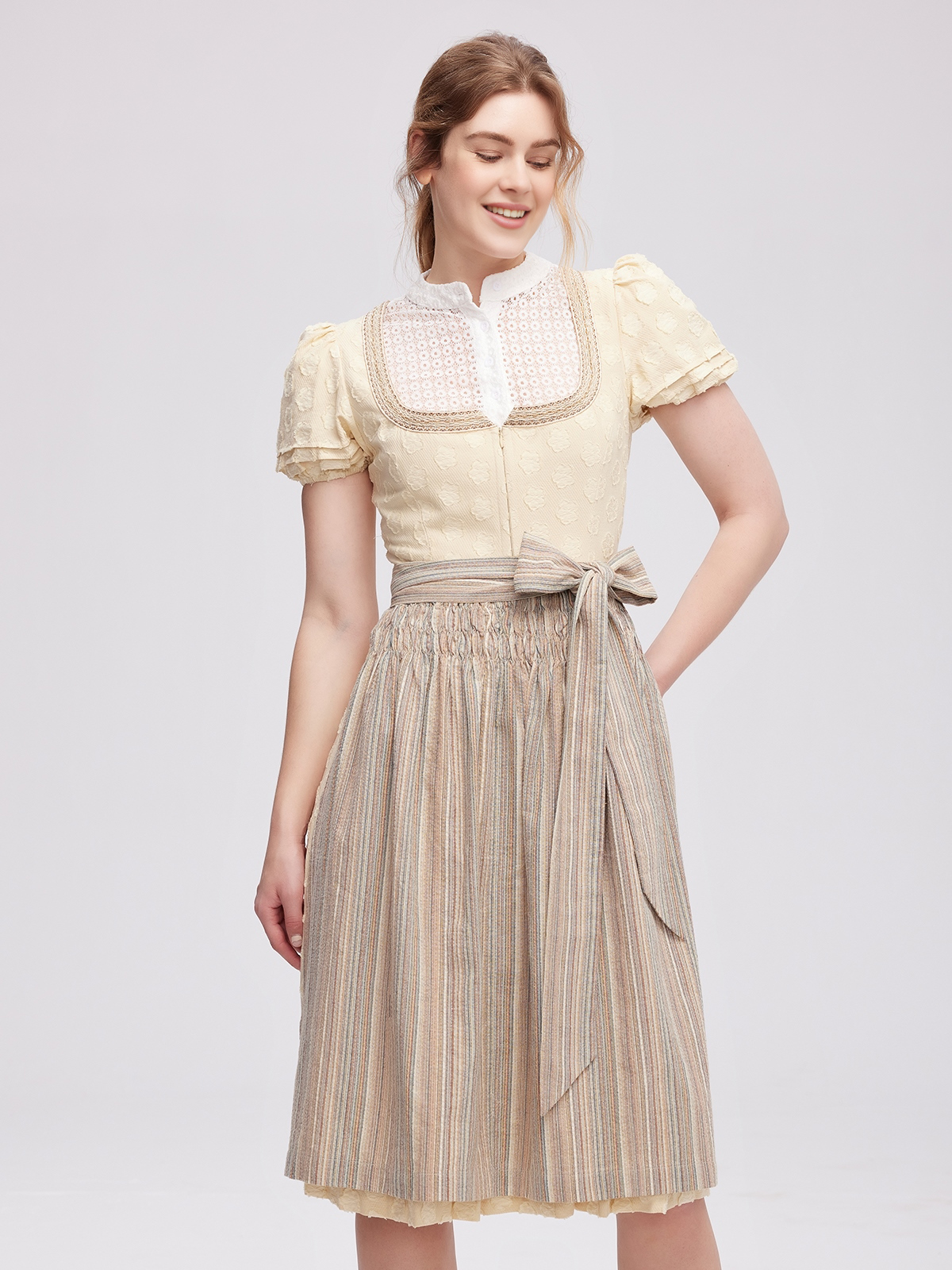 Moderne Dirndl-Kleider in Gelb mit eleganter Schnittführung