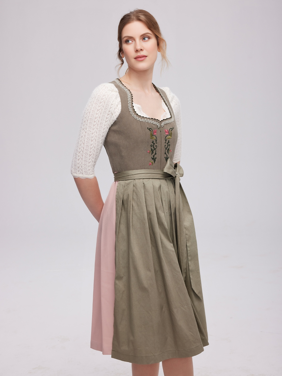 Grünes Dirndl mit floralen Details