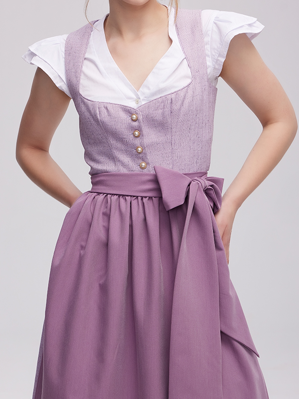Schwarze Dirndlbluse in Kombination mit lila Dirndl