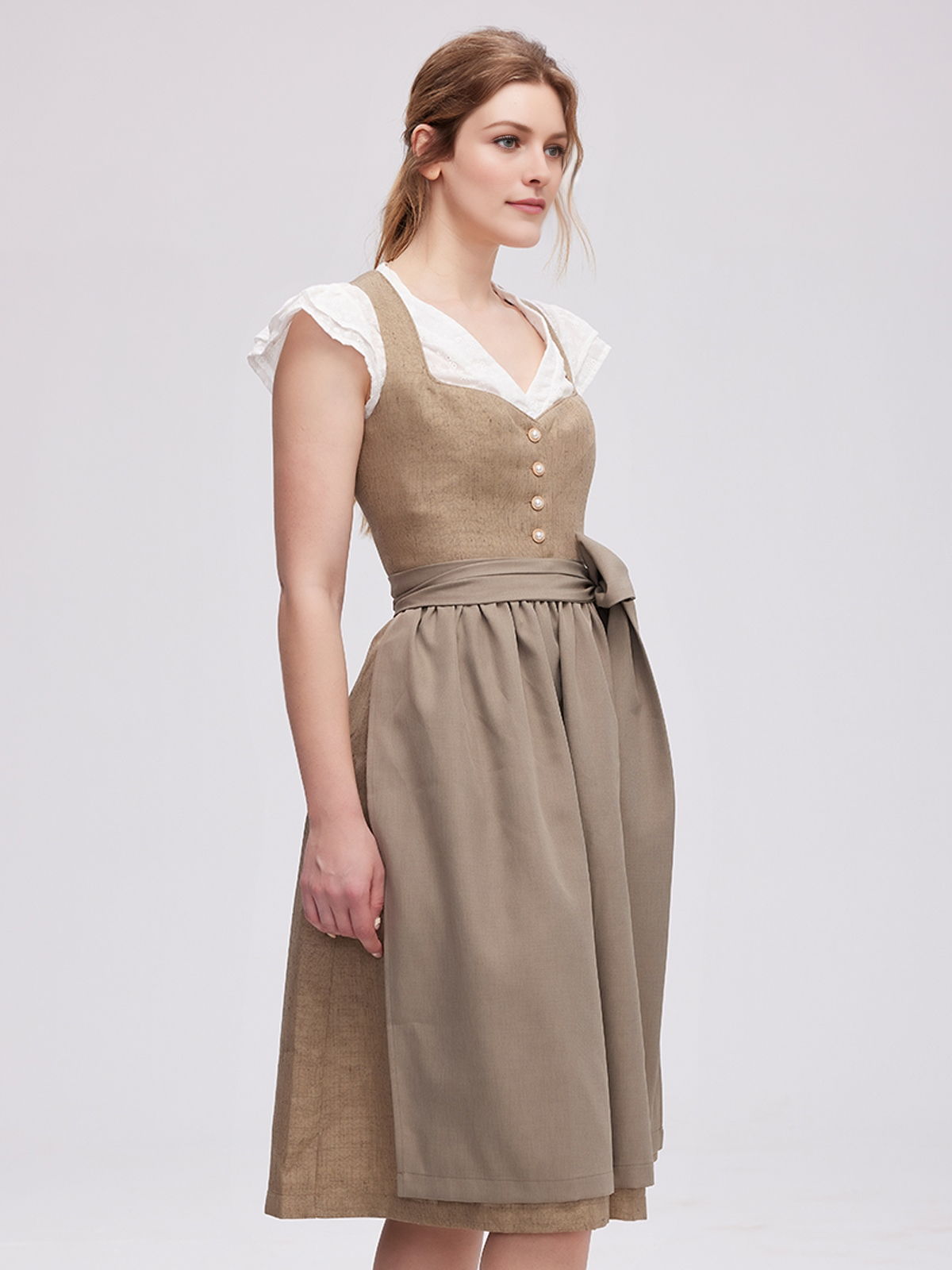 Ein elegantes pink Dirndl mit floralen Details